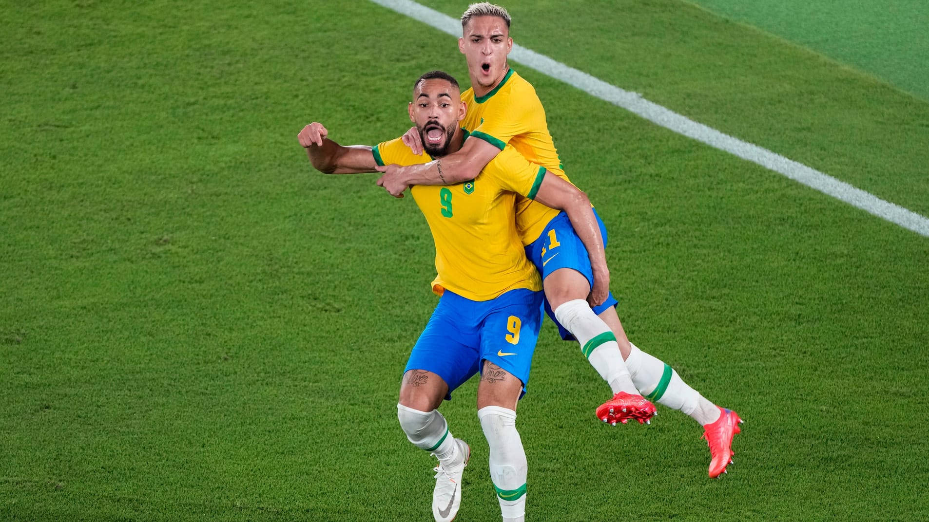 Jubel bei den Brasilianern um Matheus Cunha (l.) und Antony.