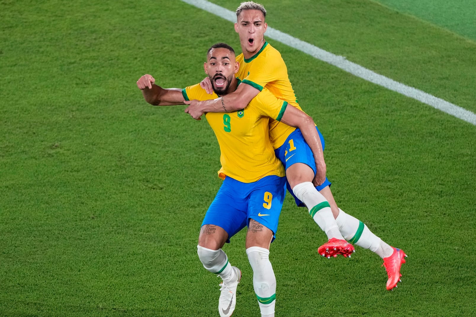 Jubel bei den Brasilianern um Matheus Cunha (l.) und Antony.