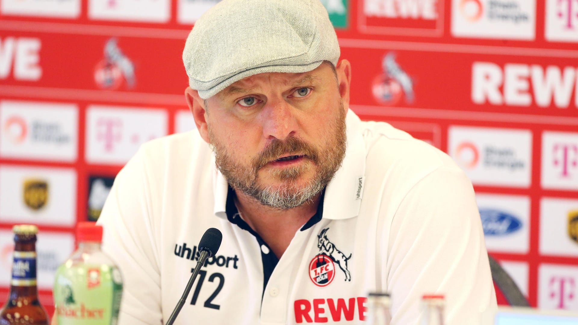 Steffen Baumgart bei der Pressekonferenz vor dem Pokalspiel: Ohne Katterbach ging es nach Jena.