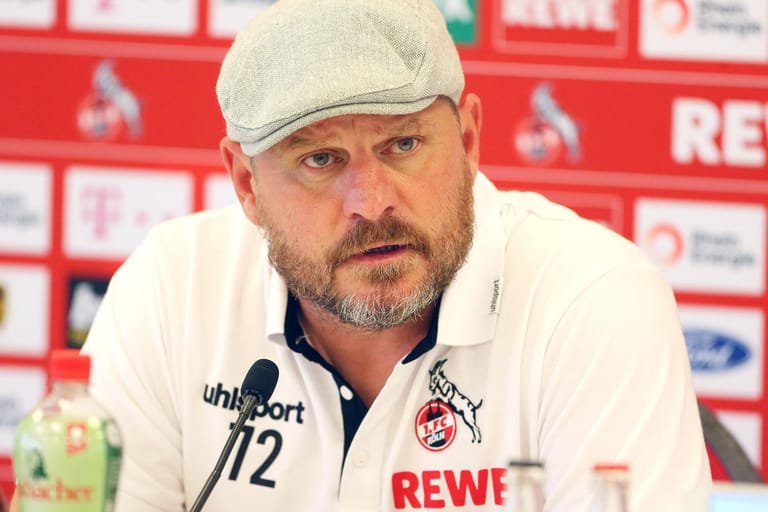 Steffen Baumgart bei der Pressekonferenz vor dem Pokalspiel: Ohne Katterbach ging es nach Jena.