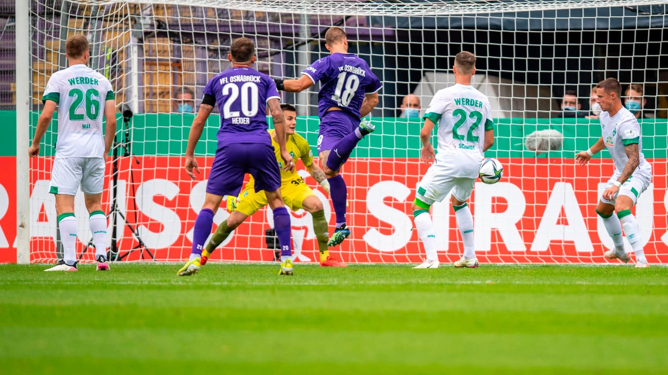Die VfL-Führung: Osnabrücks Trapp (M.) trifft gegen Bremen zum 1:0.