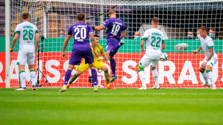 Die VfL-Führung: Osnabrücks Trapp (M.) trifft gegen Bremen zum 1:0.