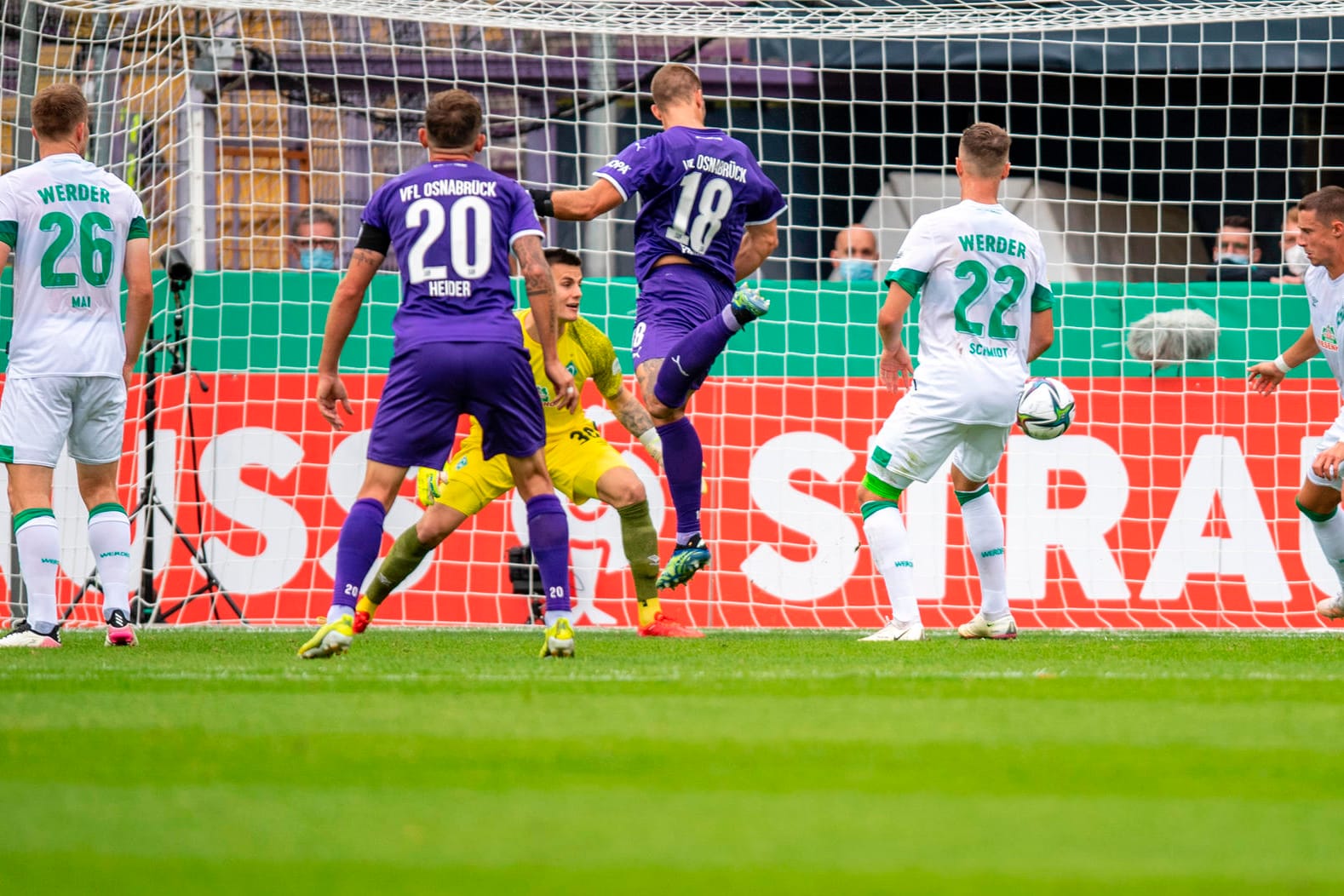 Die VfL-Führung: Osnabrücks Trapp (M.) trifft gegen Bremen zum 1:0.