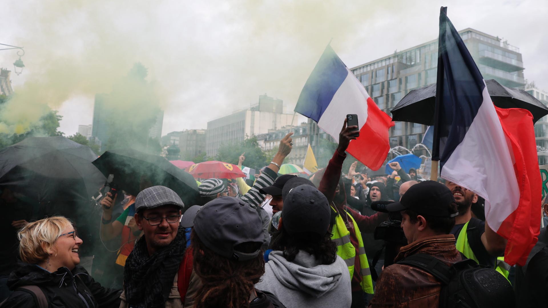 Menschen halten Flaggen hoch und zünden Bengalos: In Frankreich demonstrierten Tausende Menschen.