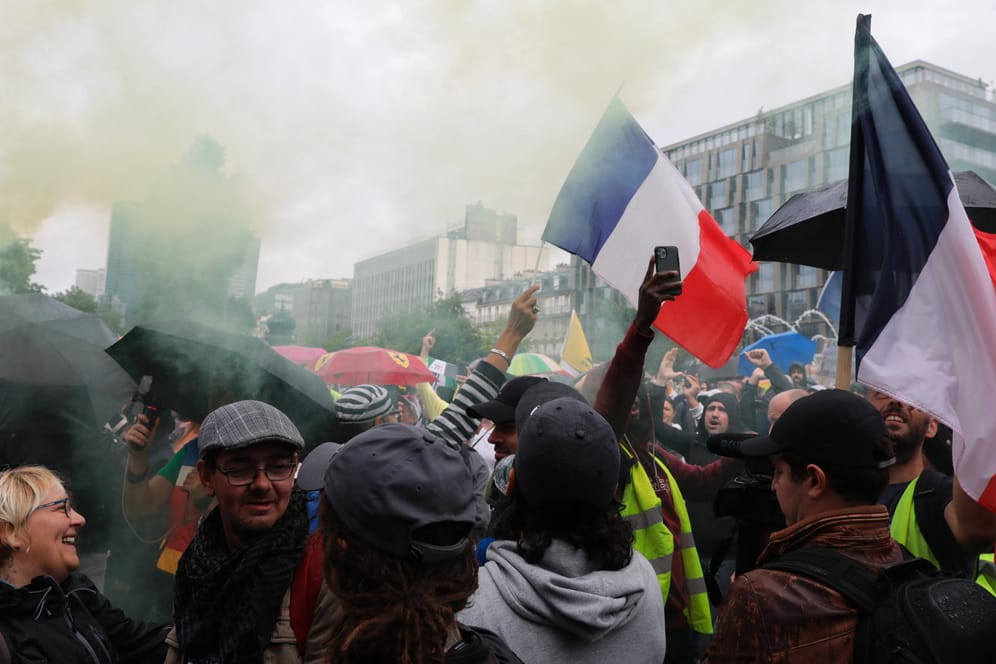 Menschen halten Flaggen hoch und zünden Bengalos: In Frankreich demonstrierten Tausende Menschen.