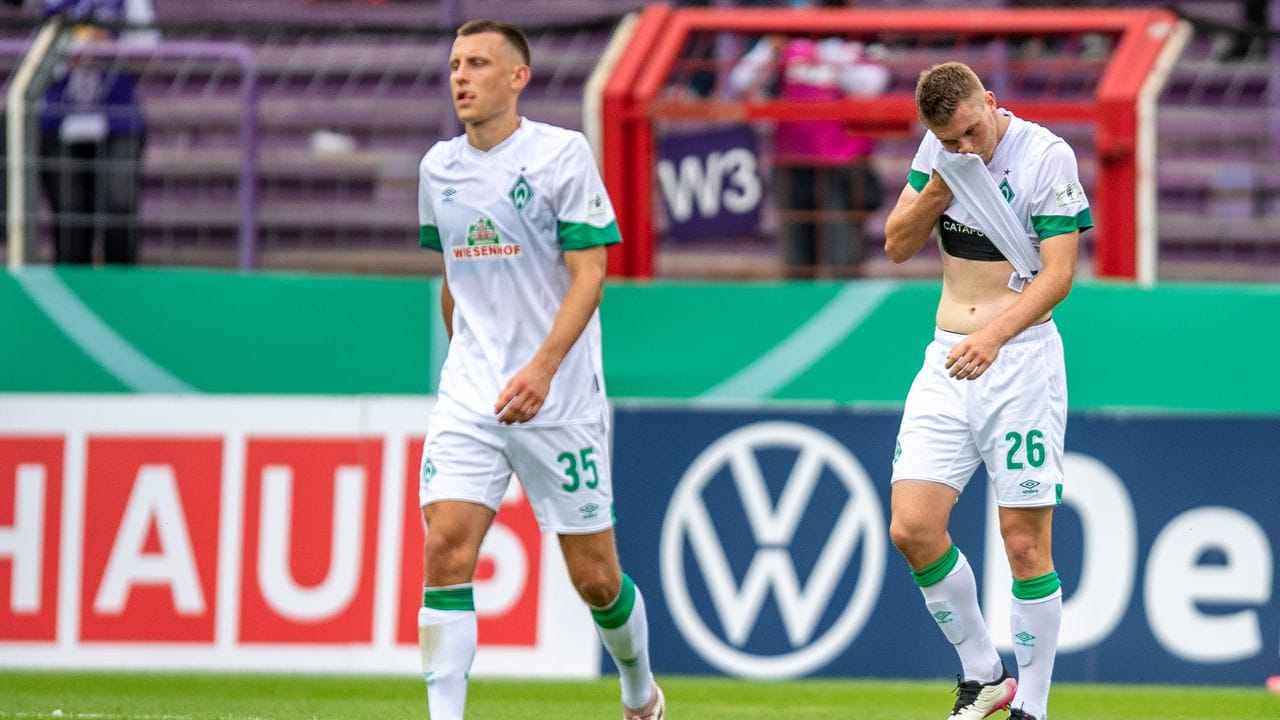Bremens Maximilian Eggestein (l) und Lars-Lukas Mai konnten die Pokal-Niederlage beim VfL Osnabrück nicht verhindern.