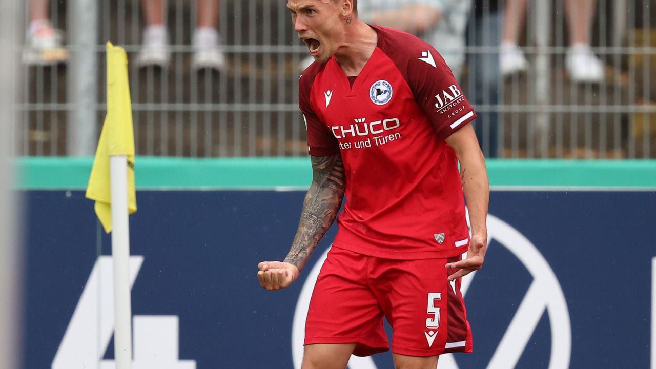 Bielefelds Jacob Laursen feiert seinen Treffer zum 1:0.