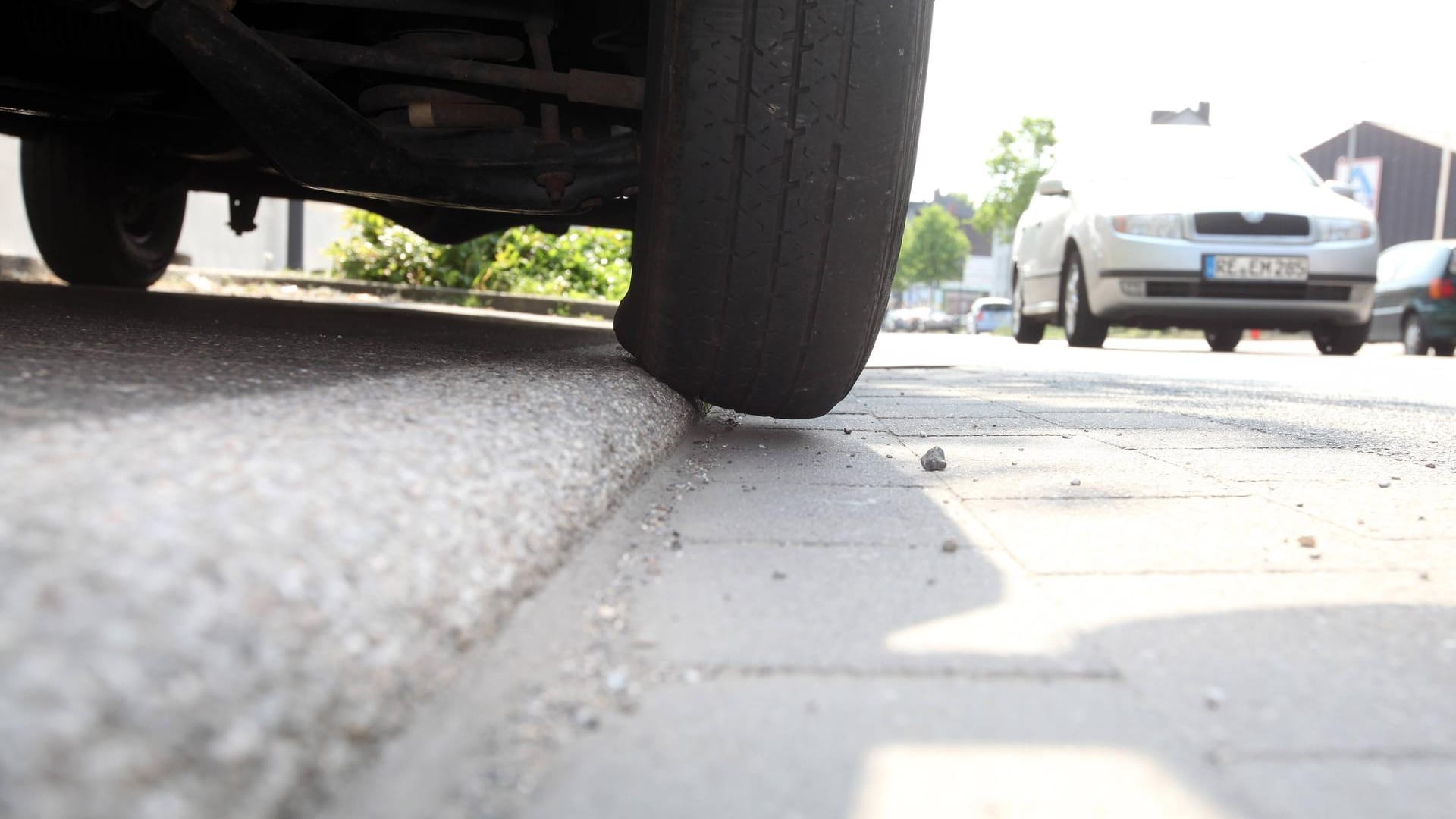 Autoreifen: Manchmal befinden sich die Parkboxen halb auf dem Gehweg.