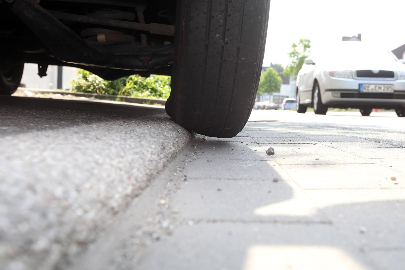 Autoreifen: Manchmal befinden sich die Parkboxen halb auf dem Gehweg.