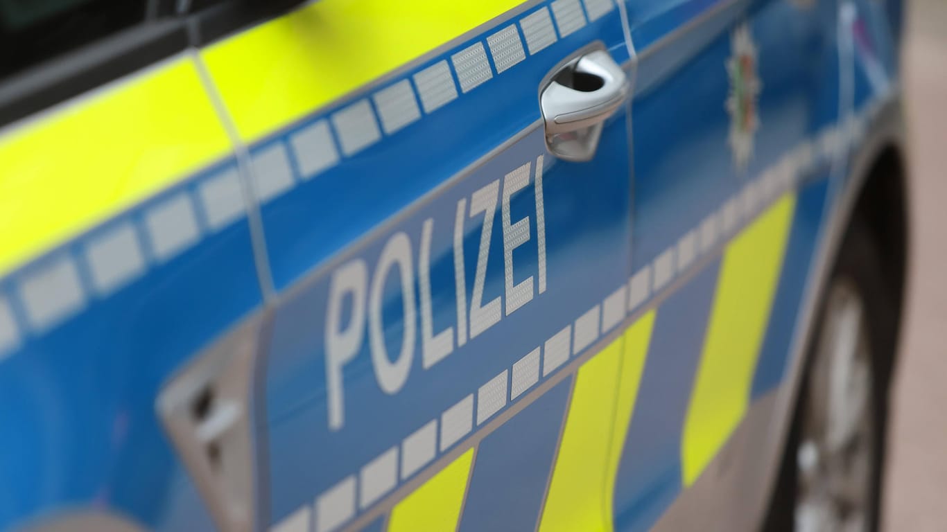 Streifenwagen der Polizei (Symbolfoto): In Bochum ist ein vorbestrafter Sexualstraftäter festgenommen worden.