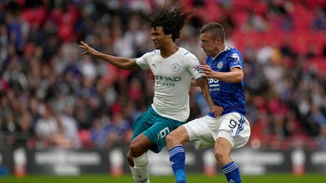 Leicesters Jamie Vardy (r) geht gegen Manchester Citys Nathan Ake in den Zweikampf.