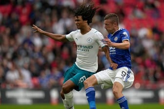 Leicesters Jamie Vardy (r) geht gegen Manchester Citys Nathan Ake in den Zweikampf.