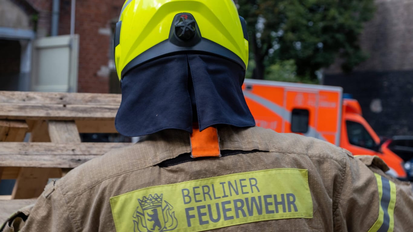 Feuerwehrmann der Berliner Feuerwehr (Symbolfoto): Die Polizei ermittelt zu dem Brand.