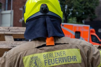 Feuerwehrmann der Berliner Feuerwehr (Symbolfoto): Die Polizei ermittelt zu dem Brand.
