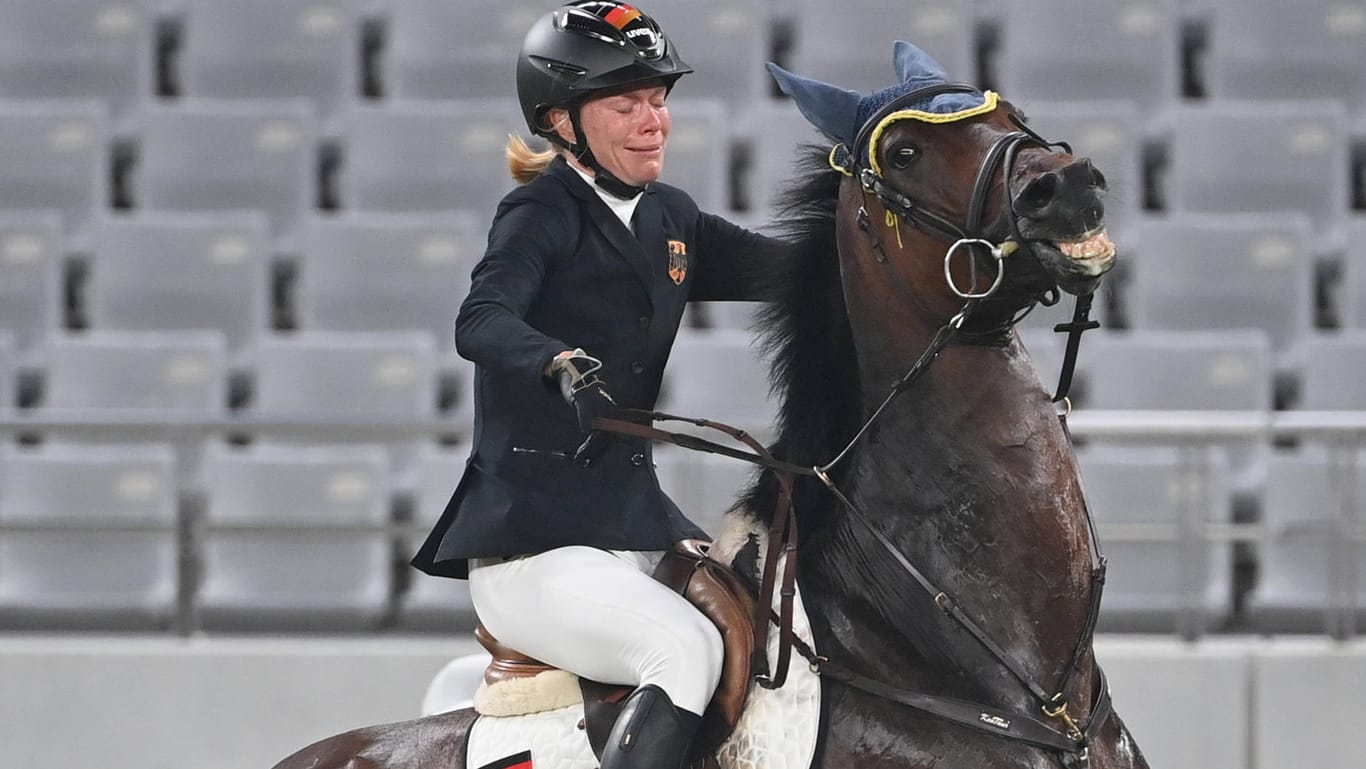 Bittere Tränen: Annika Schleu auf dem Pferd Saint Boy, das sie eine Medaille kostete.