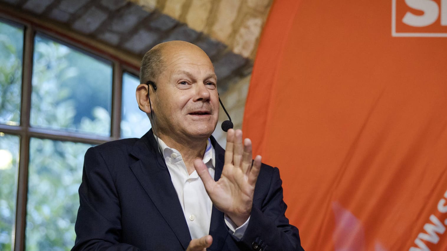 Olaf Scholz bei einem Bürgergespräch (Archivbild). Er liegt bei Umfragen derzeit vorne.