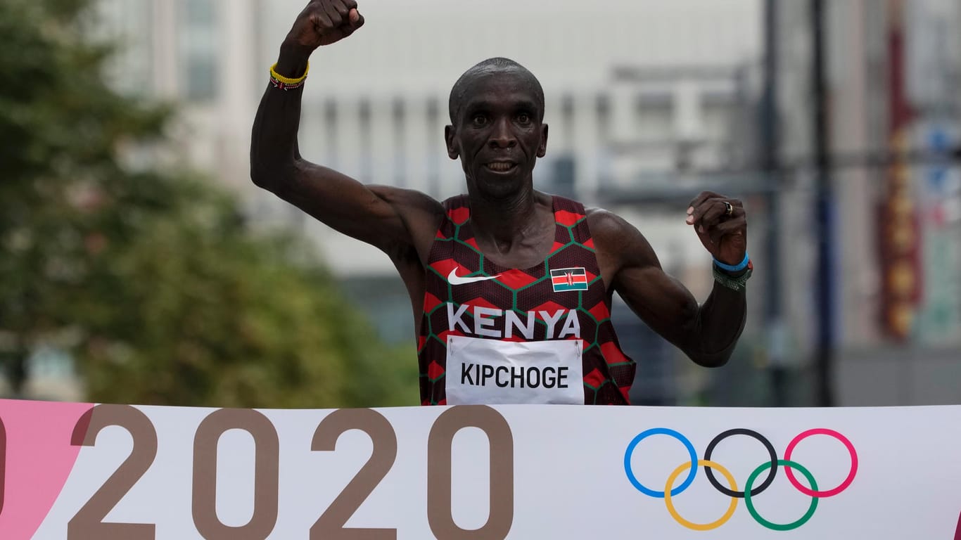 Eliud Kipchoge aus Kenia jubelt im Ziel über Gold im Marathonlauf.