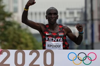 Eliud Kipchoge aus Kenia jubelt im Ziel über Gold im Marathonlauf.