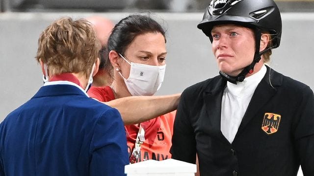 Bundestrainerin Kim Raisner (M) und Fünfkämpferin Annika Schleu (r). Bundestrainerin Kim Raisner (M) und Fünfkämpferin Annika Schleu (r).