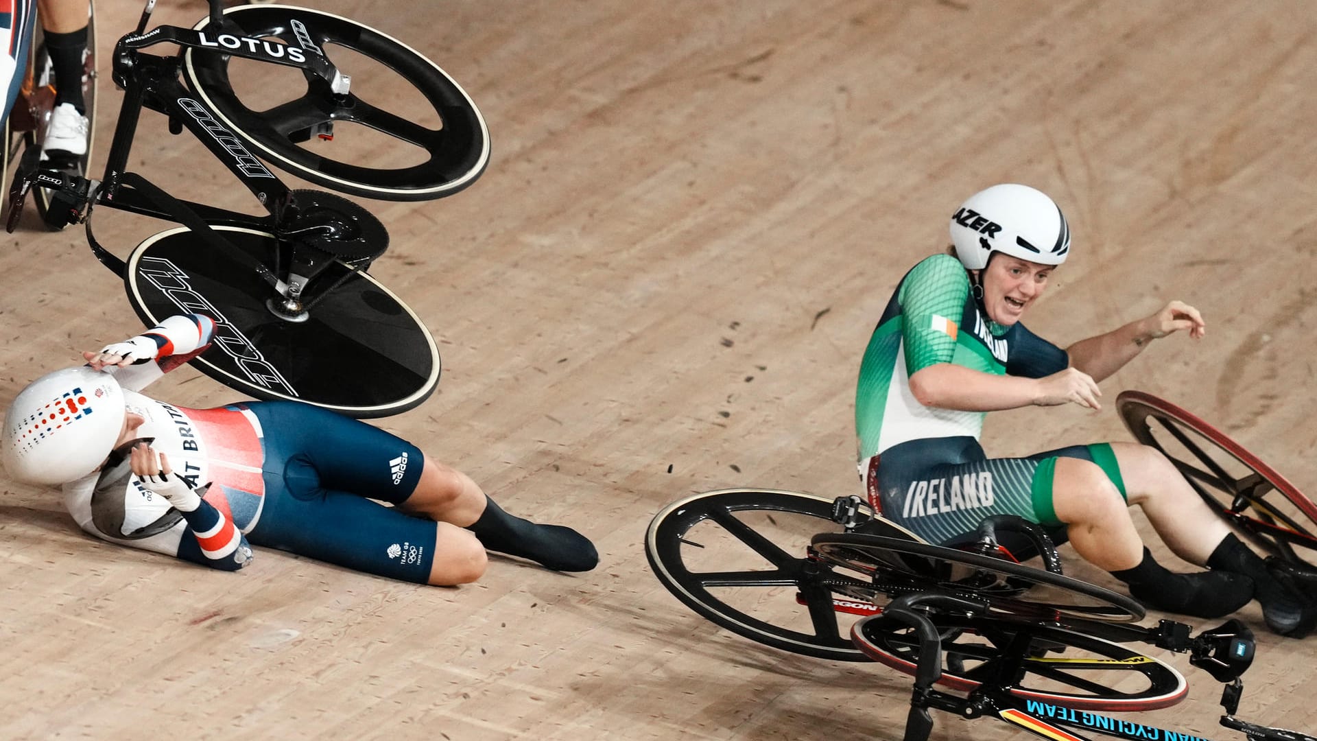 Fahrerinnen aus Großbritannien und Irland liegen nach dem Massencrash am Boden.