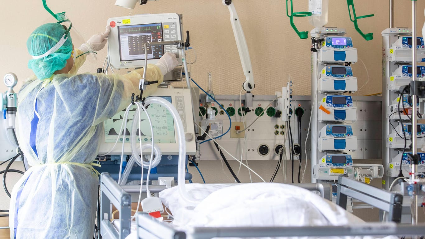 Eine Pflegerin überprüft Geräte am Bett einer Corona-Patientin. In Deutschland steigen die Infektionszahlen langsam an.