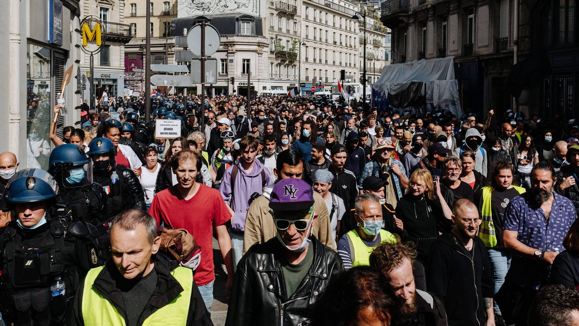 Demo-Zug in Paris: Landesweit nahmen mehr als 230.000 Menschen an den Protesten teil.