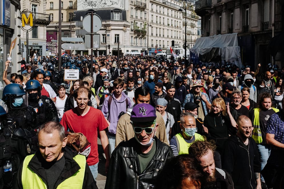 Demo-Zug in Paris: Landesweit nahmen mehr als 230.000 Menschen an den Protesten teil.