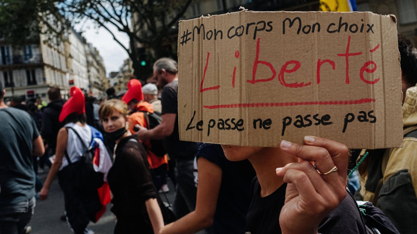 Proteste gegen den Impfpass in Paris: "Mein Körper, meine Wahl" fordert diese Demonstrantin.