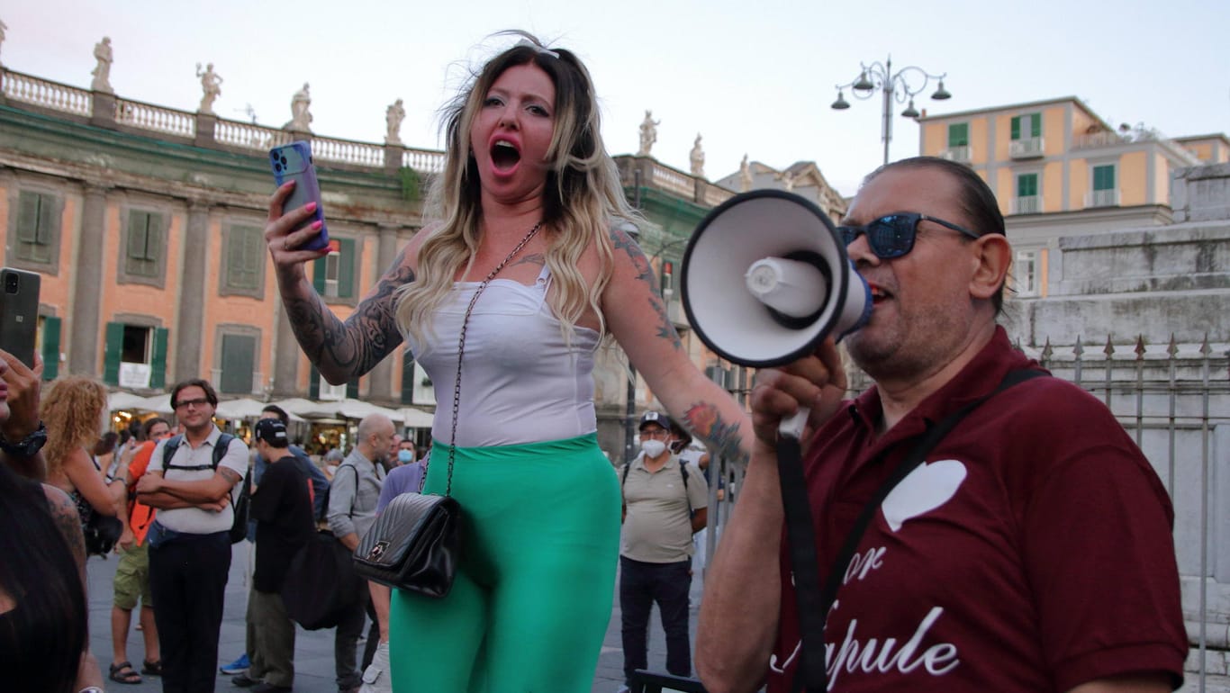 Proteste in Neapel: Auch in Italien gingen Tausende gegen den Gesundheitspass auf die Straße.