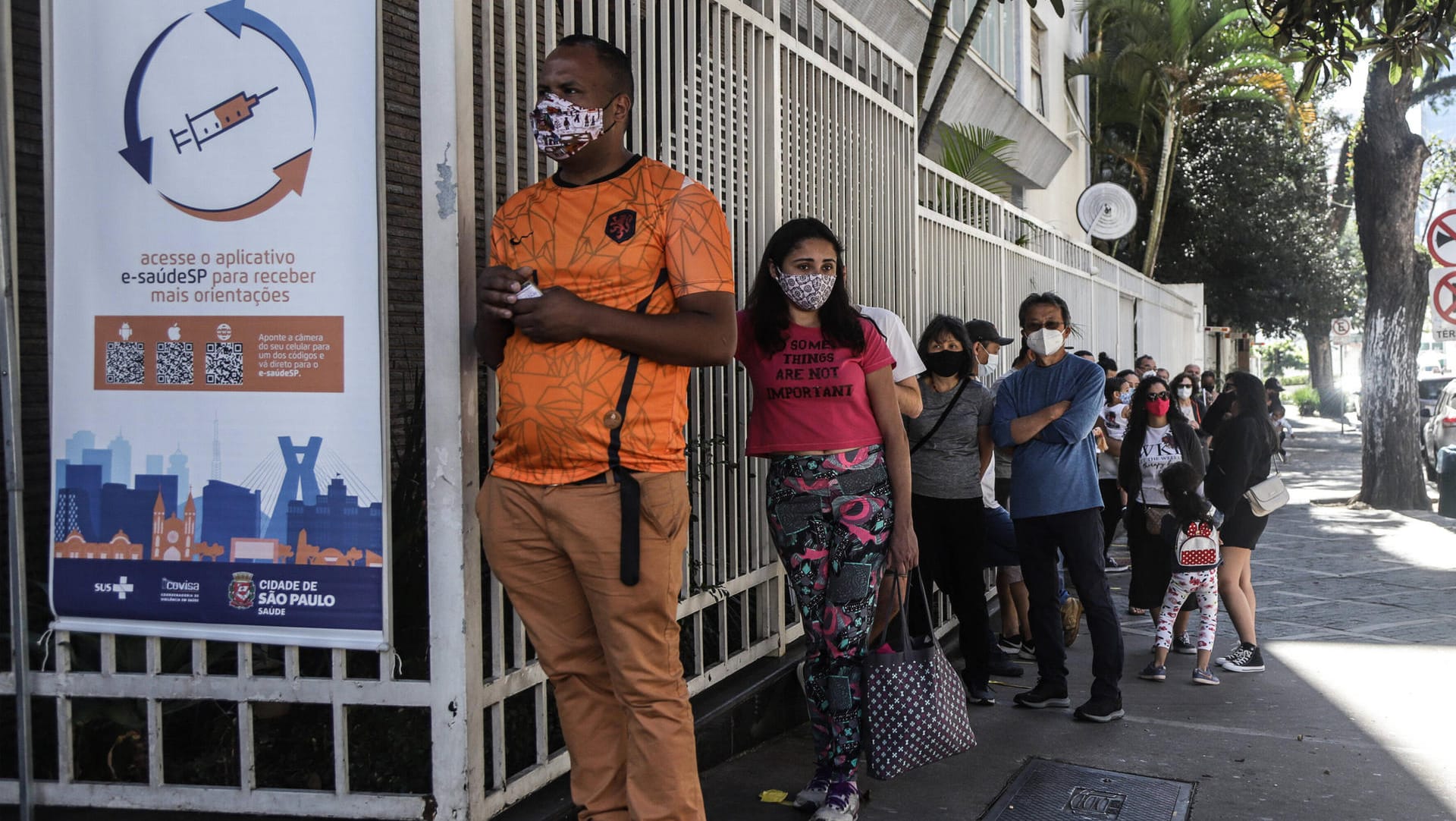 Schlange in Sao Paulo: "Sommeliers de Vacina", also Impf-Sommeliers, werden jene genannt, die gezielt nach Biontech suchen.