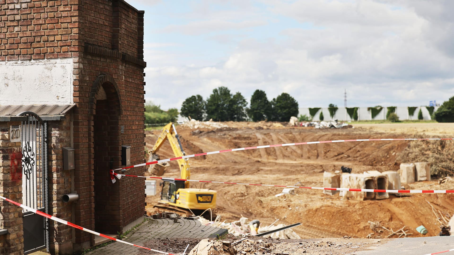 Ein Haus steht an der Abbruchkante zum Krater neben der Kiesgrube: Haarscharf entkamen einige Erftstädter mit ihrem Leben.