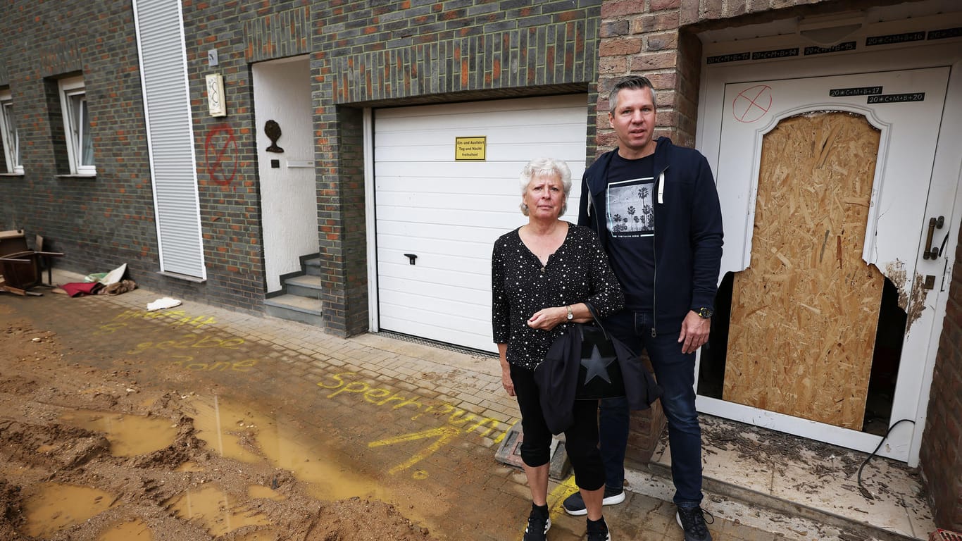 Maria Dunkel und ihr Sohn Thomas Dunkel stehen vor ihrem Haus: Ihr Haus blieb verschont – aber dort wieder einziehen wollen sie unter keinen Umständen.