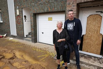 Maria Dunkel und ihr Sohn Thomas Dunkel stehen vor ihrem Haus: Ihr Haus blieb verschont – aber dort wieder einziehen wollen sie unter keinen Umständen.