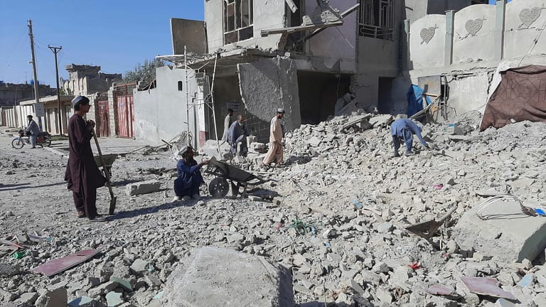 Lashkar Gah, Afghanistan: Bewohner begutachten zerstörte Gebäude nach einem Luftangriff.