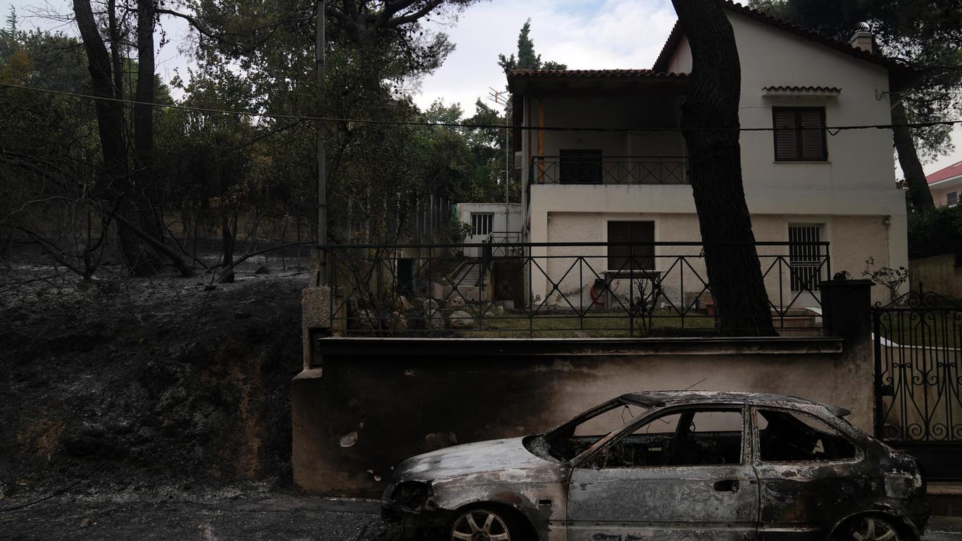 Nach den Flammen: Tausende Menschen im Norden Athens mussten ihre Häuser zurücklassen.