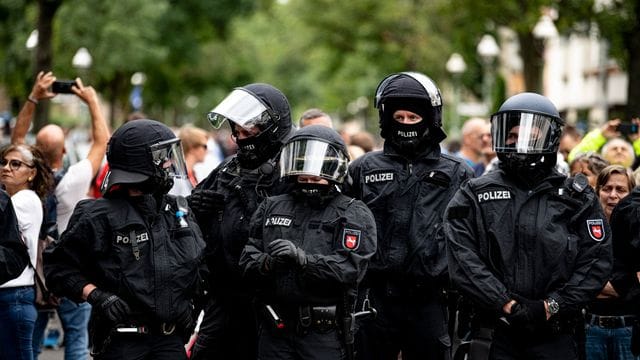 Die Polizei steht auf einer Demo gegen die Corona-Maßnahmen trotz Demonstrationsverbot in Berlin (Archivbild): Ein UN-Sonderberichterstatter untersucht Vorwürfe übermäßiger Gewalt der Polizei gegen Demonstranten. Die Polizei steht auf einer Demo gegen die Corona-Maßnahmen trotz Demonstrationsverbot in Berlin (Archivbild): Ein UN-Sonderberichterstatter untersucht Vorwürfe übermäßiger Gewalt der Polizei gegen Demonstranten.