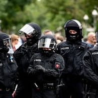 Die Polizei steht auf einer Demo gegen die Corona-Maßnahmen trotz Demonstrationsverbot in Berlin (Archivbild): Ein UN-Sonderberichterstatter untersucht Vorwürfe übermäßiger Gewalt der Polizei gegen Demonstranten.