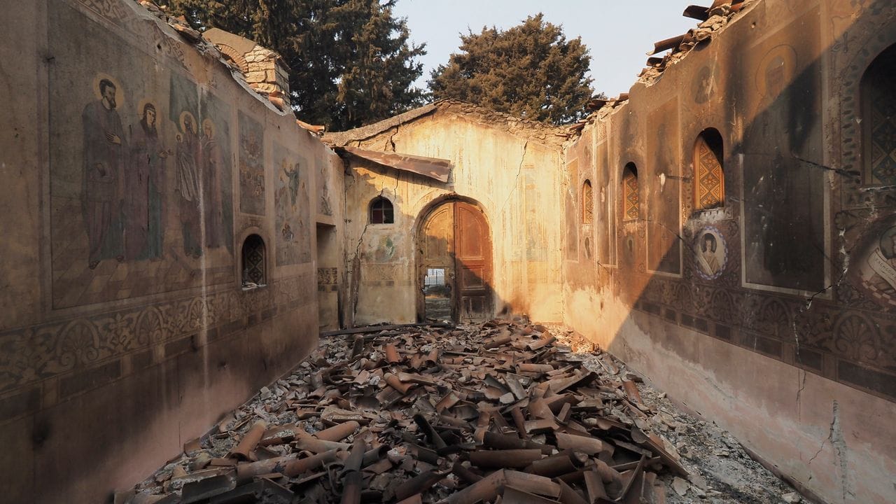Von dieser Kirche auf der Insel Euböa haben die Flammen nur die Grundmauern übrig gelassen. Von dieser Kirche auf der Insel Euböa haben die Flammen nur die Grundmauern übrig gelassen.