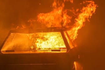 Ein Auto steht in Flammen (Symbolbild): Rund 50.000 Euro Schaden entstand durch die Brände.