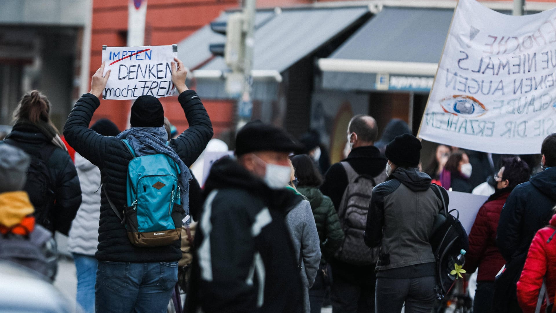 Corona-Demo in München im Februar 2021: In Anlehnung an den Spruch über dem Tor des Konzentrationslagers Auschwitz steht auf einem Demo-Schild: "Denken macht frei".