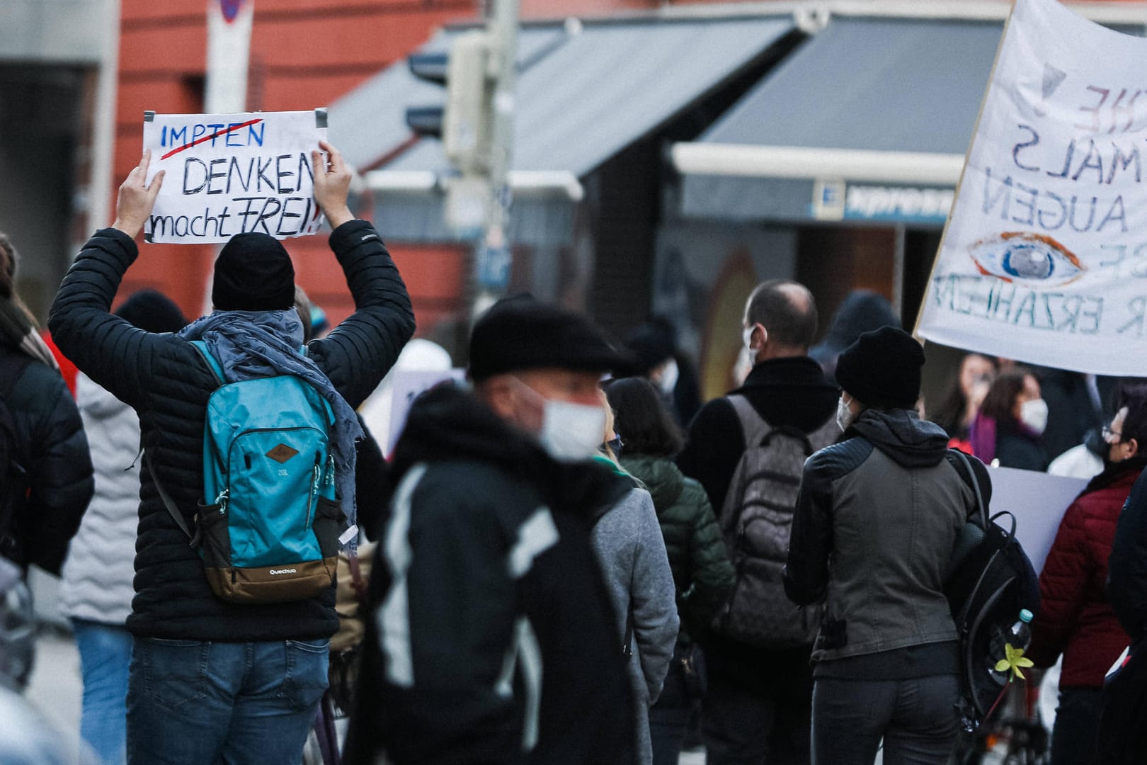 Corona-Demo in München im Februar 2021: In Anlehnung an den Spruch über dem Tor des Konzentrationslagers Auschwitz steht auf einem Demo-Schild: "Denken macht frei".