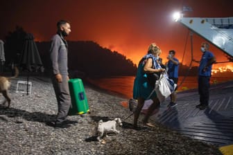 Evakuierung auf der Insel Euböa: Die Flammen breiten sich aus, Dutzende weitere Dörfer mussten evakuiert werden.