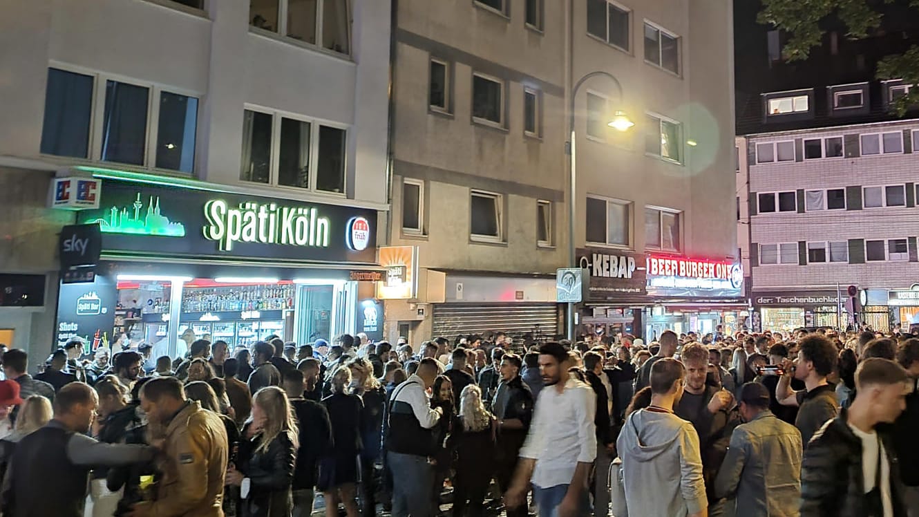 Vor dem "Späti" treffen sich hunderte Feiernde: Mit den Corona-Lockerungen hat sich die Situation auf der Zülpicher Straße zugespitzt.