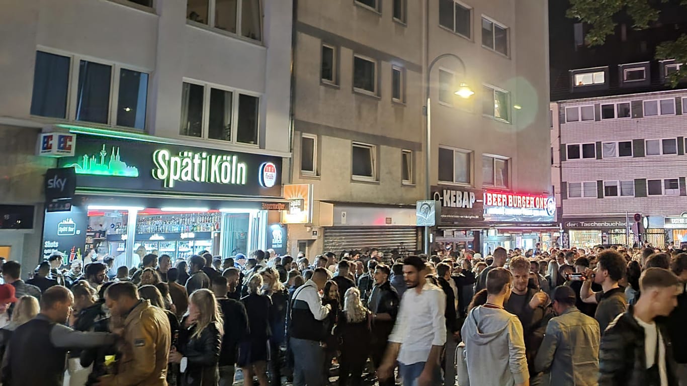 Vor dem "Späti" treffen sich hunderte Feiernde: Mit den Corona-Lockerungen hat sich die Situation auf der Zülpicher Straße zugespitzt.