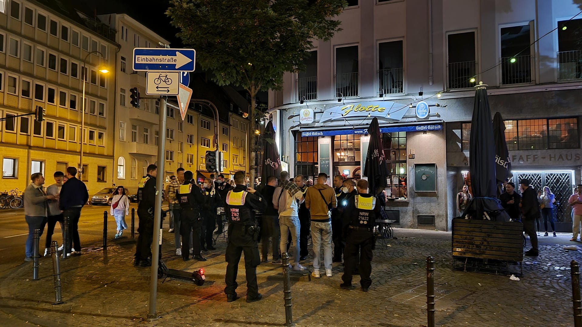 Die Polizei unterbindet eine Auseinandersetzung vor der "Flotte": Immer wieder kommt es zu Streitereien, am nächsten Tag werden die Beamten aber bilanzieren: "Keine besonderen Vorkommnisse"