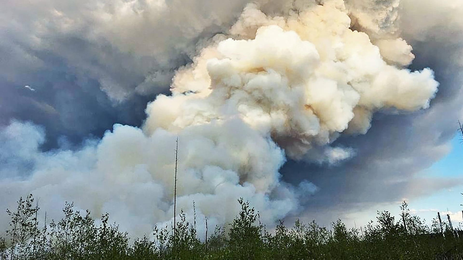 Waldbrand in Russland: Riesige Rauchwolken steigen auf.