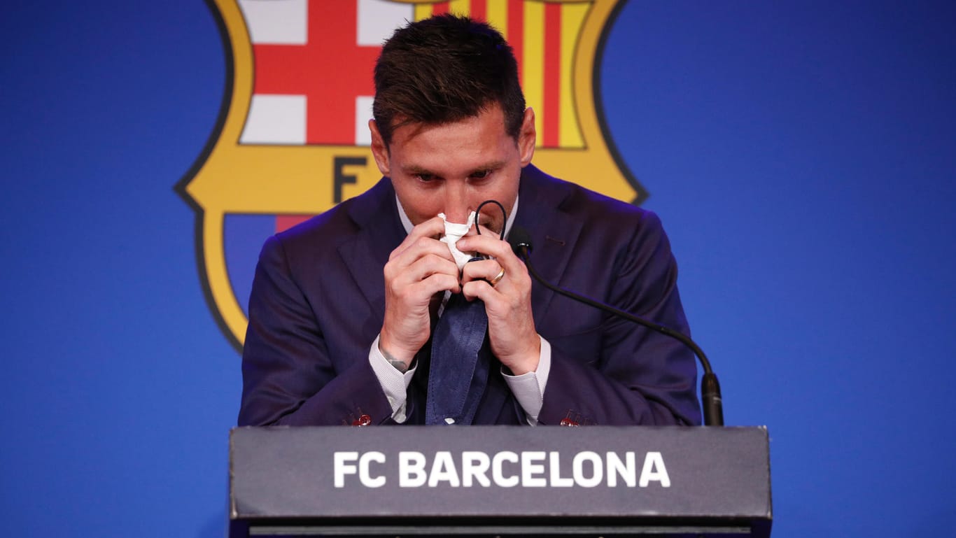 Lionel Messi auf dem Podium des FC Barcelona: Der Argentinier brach sofort in Tränen aus.