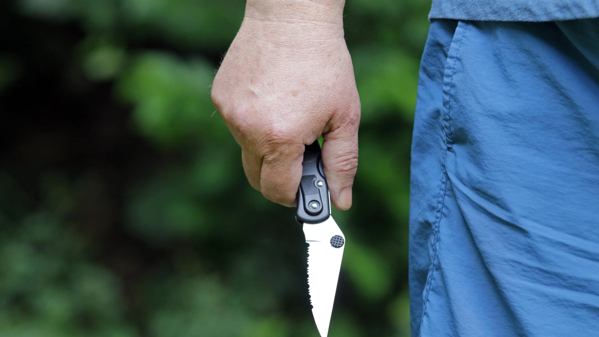 Ein Mann hält ein Messer in der Hand (Symbolbild): In Berlin ist ein 27-Jähriger attackiert worden.