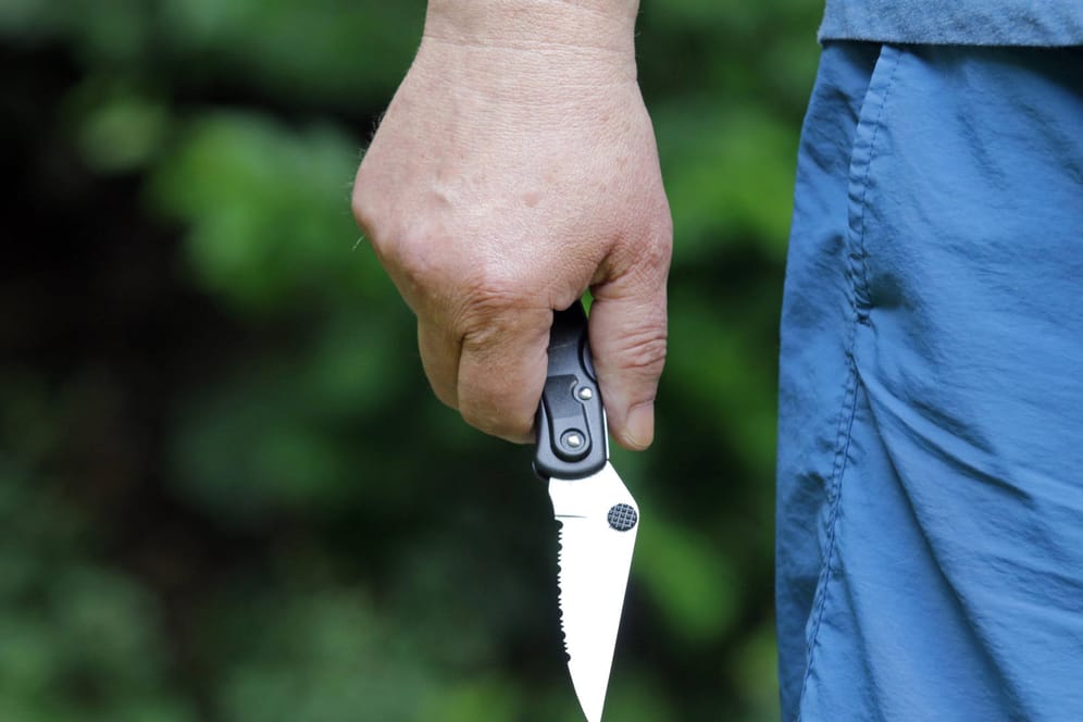 Ein Mann hält ein Messer in der Hand (Symbolbild): In Berlin ist ein 27-Jähriger attackiert worden.