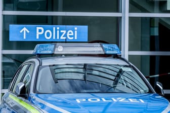 Ein Polizeiwagen steht am Nürnberger Flughafen (Symbolbild): Die Frau erhielt einen Finderlohn.